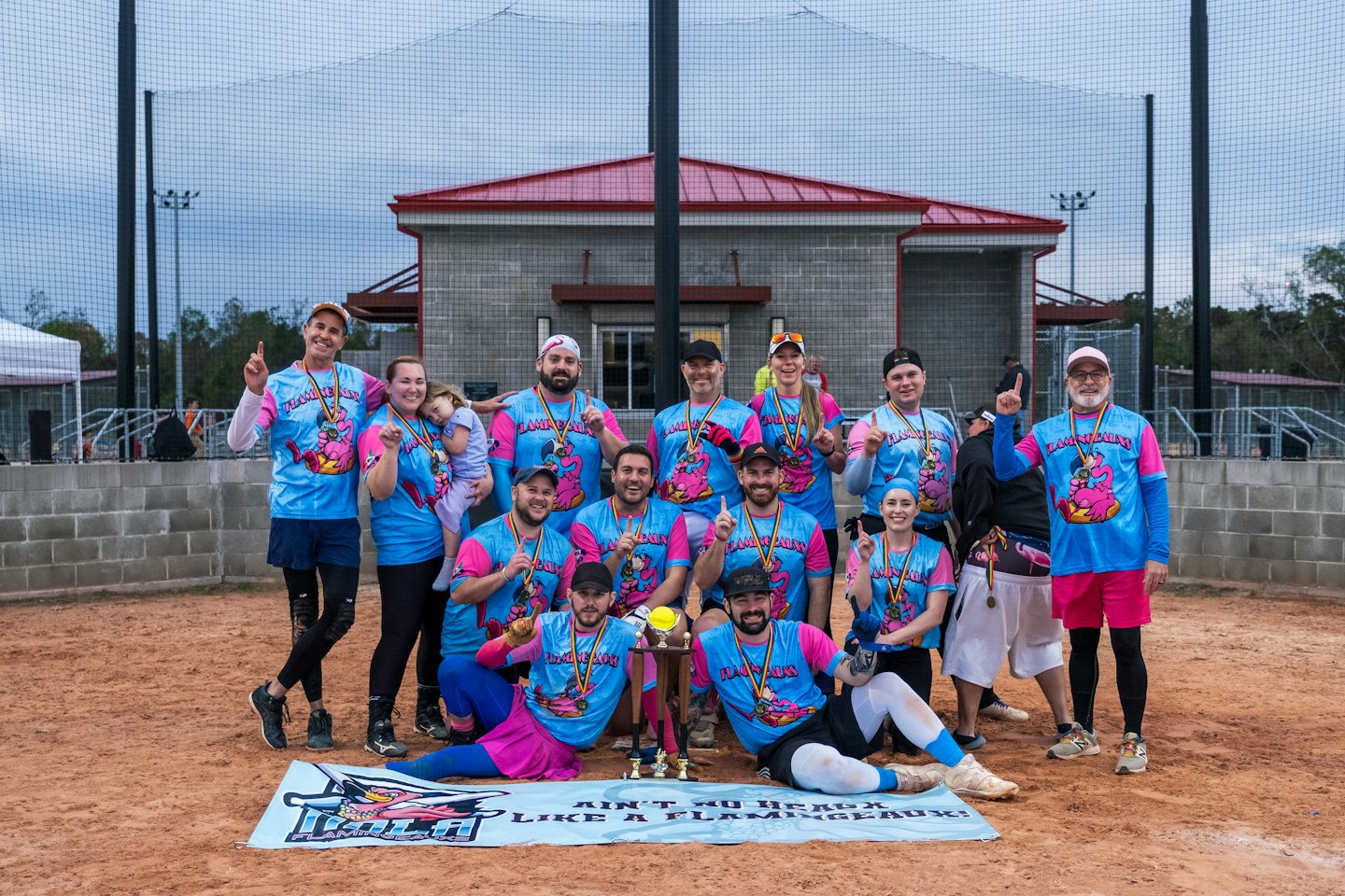 Equipo deportivo con trofeos y medallas en un campo.
