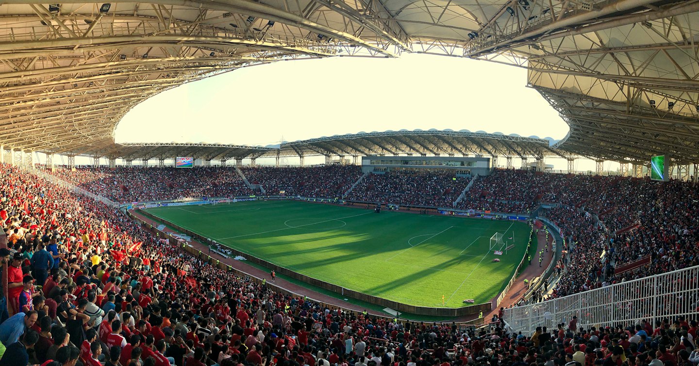 Estadio abarrotado con muchos espectadores viendo un evento deportivo.